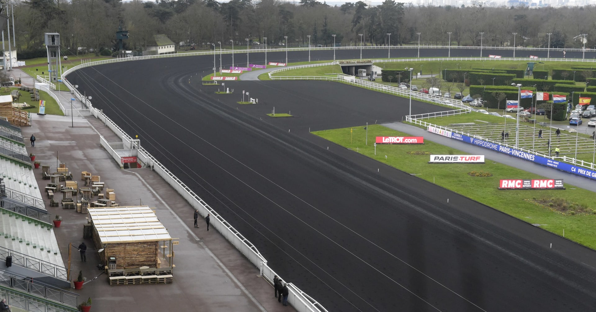 Må alt virkelig være så flatt og grått?  · Siste nytt på travet · Runden i travet