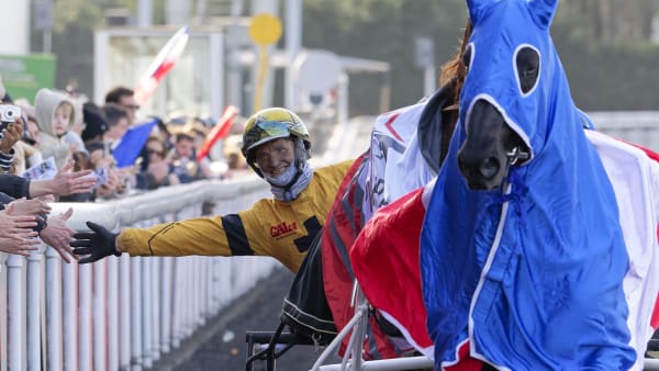 Segerkusken Thomas Levesque hälsar på publiken efter att ha vunnit Prix de France med Iroise de la Noé.