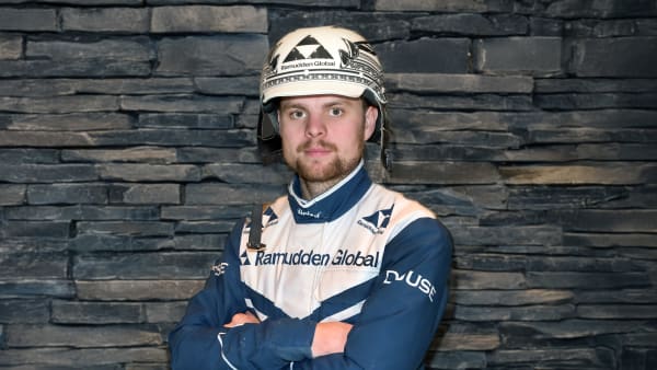 Magnus A Djuse kör tre hästar i kvällens V86-omgång – samtliga lottades till spår åtta bakom bilen.