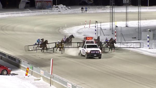 Här spräcker C’est Uncle Toni segernollan