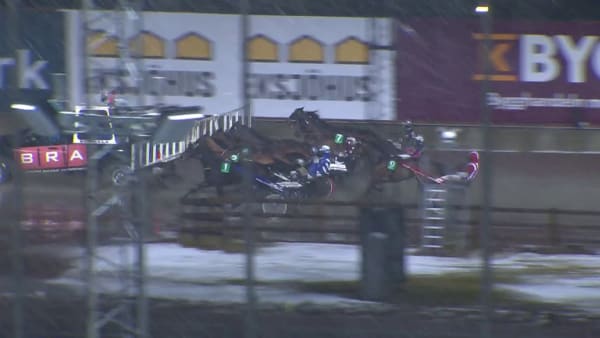 Quite E.Wood vann via blött open stretch-spår