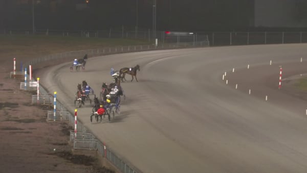 Mats E Djuse leder runt om.