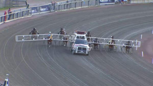 Grandfather Bill dansade runt Åbytravets oval