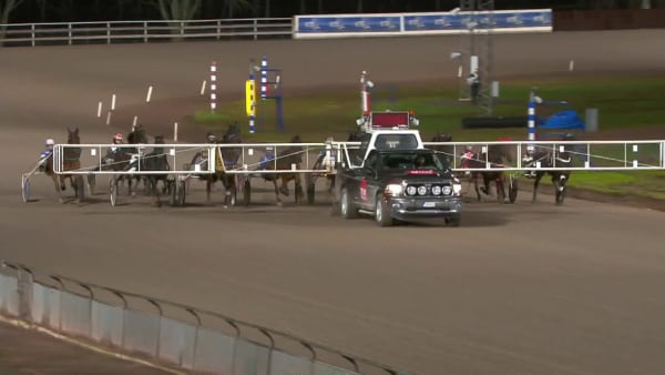 Björn Goop skräller med Cruise i sista V75-avdelningen under uppesittarkvällen på Mantorp 2020.