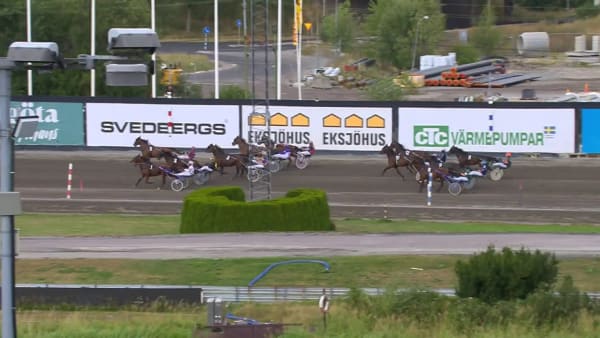 Simon Mitman tar sin första seger i sulkyn bakom Conrad Lugauers Night Brodde på Solvalla
