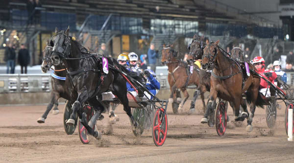 Eminent Kronos var en av vinnarna under V85 på Solvalla som omsatte 87,9 miljoner kronor.